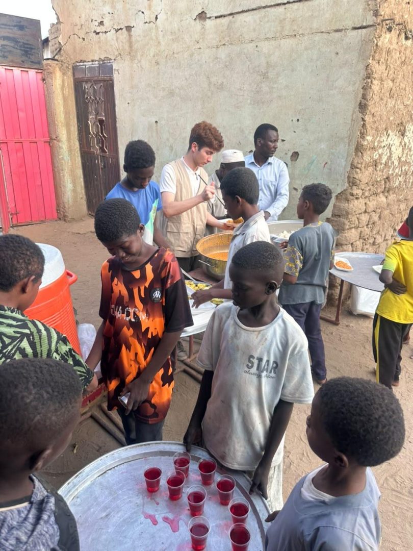 Sudan'da Her Cuma Sıcak Bir Yemek